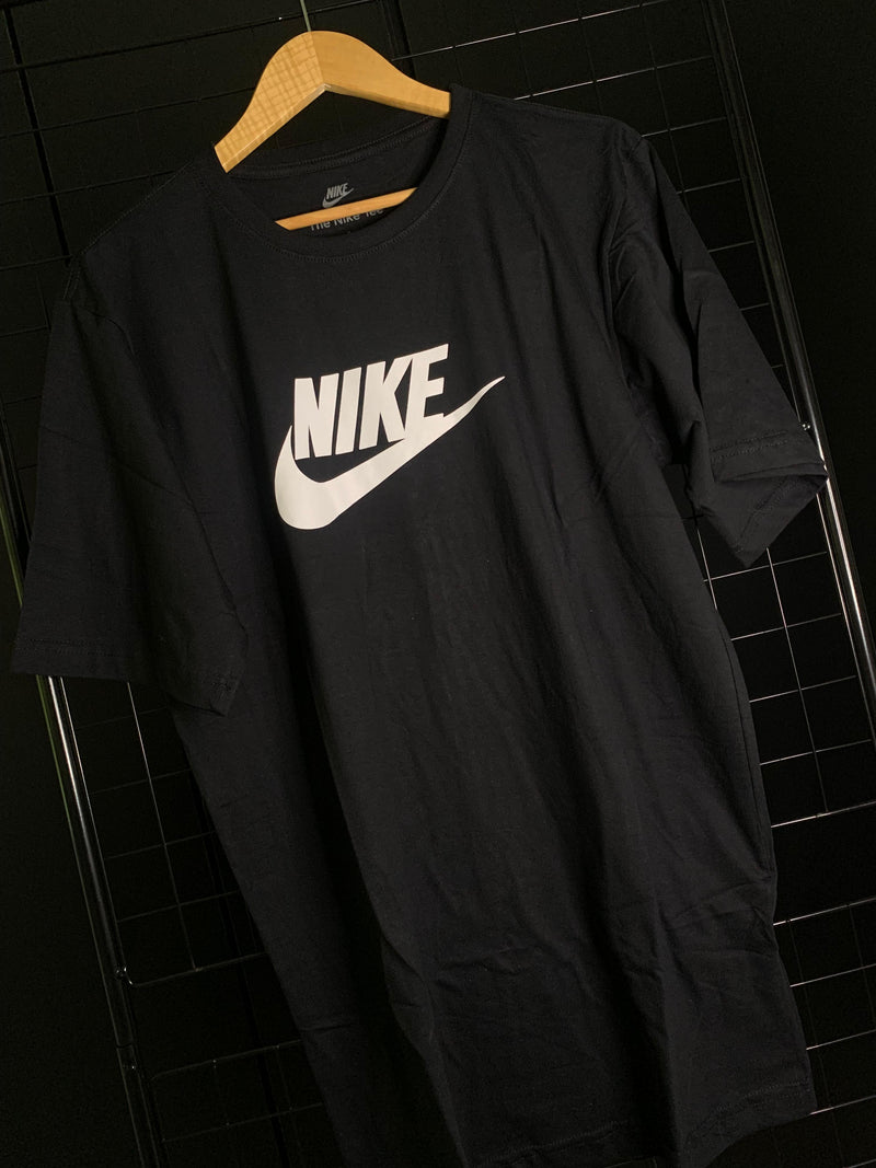 Camiseta Nike Logo Meio - Preto