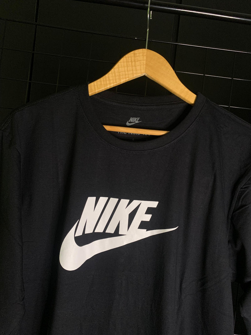 Camiseta Nike Logo Meio - Preto