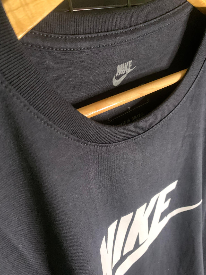 Camiseta Nike Logo Meio - Preto