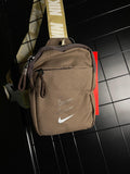 BAG NIKE SPORTWEAR ESSENTIALS - MARROM