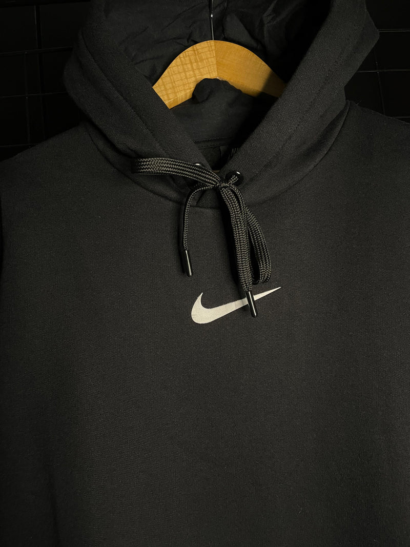 MOLETOM NIKE MINI SWOOSH - PRETO