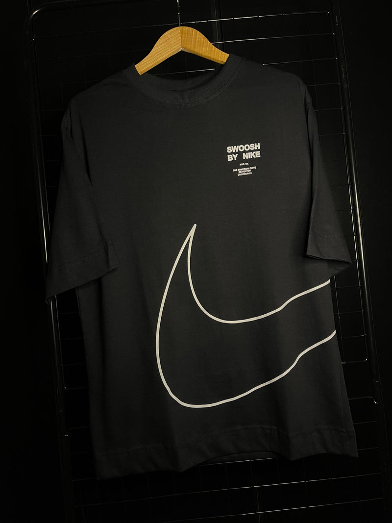 OVERSIZED NIKE BY 'BIG SWOOSH'' - PRETO