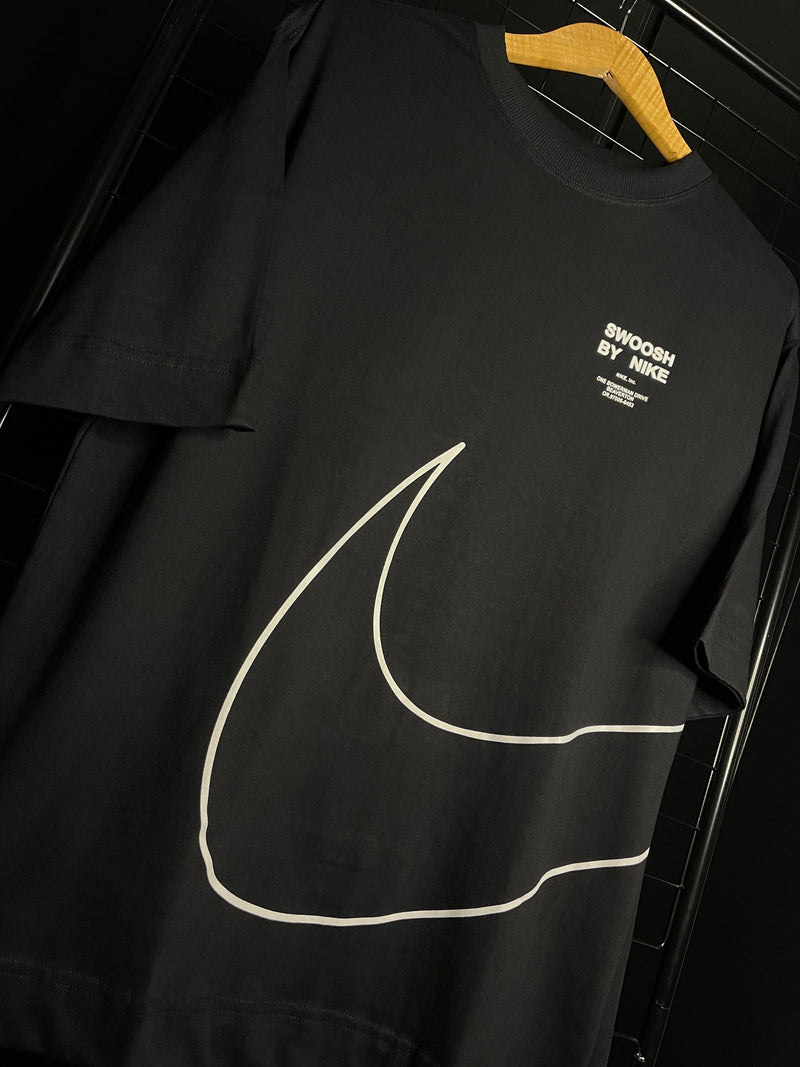 OVERSIZED NIKE BY 'BIG SWOOSH'' - PRETO