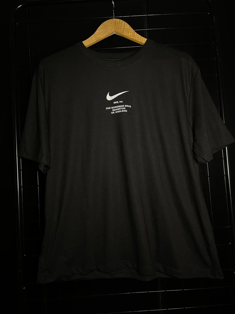 CAMISETA 'SWOOSH BY' NIKE ESPECIAL - PRETO