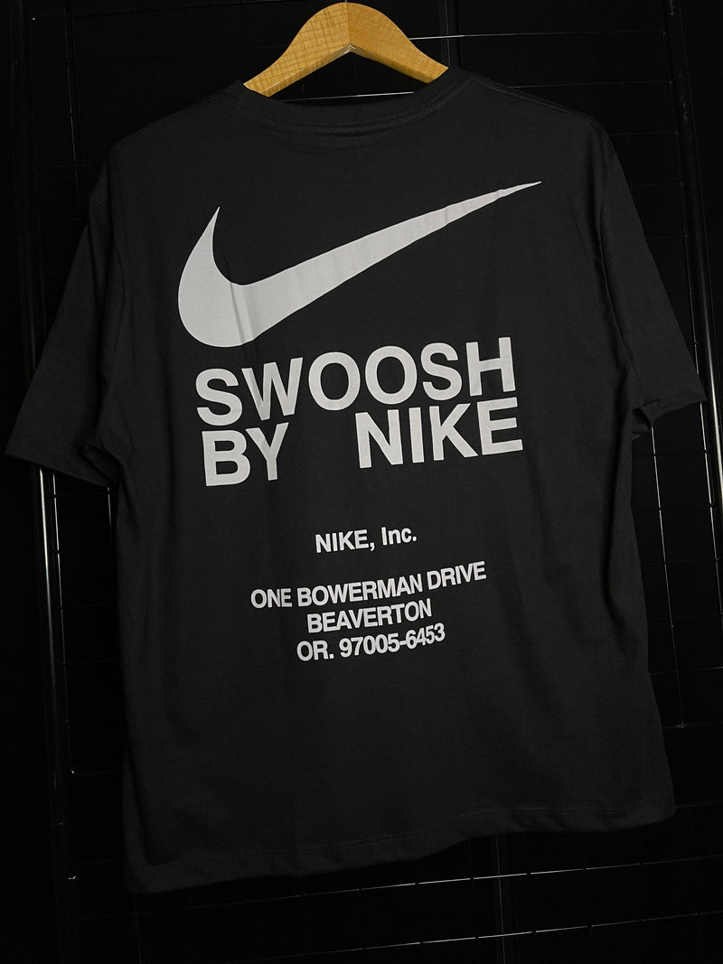 CAMISETA 'SWOOSH BY' NIKE ESPECIAL - PRETO