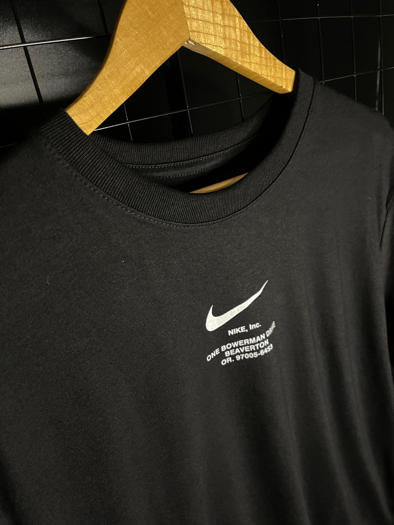 CAMISETA 'SWOOSH BY' NIKE ESPECIAL - PRETO