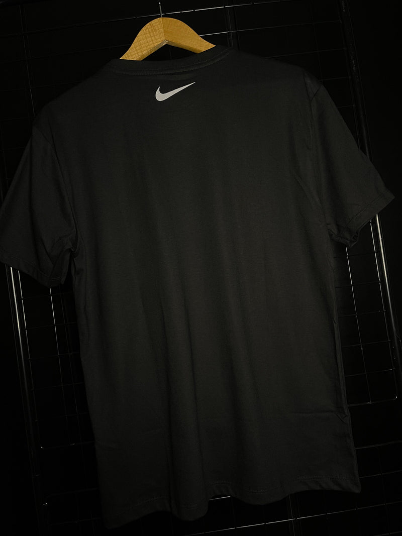 CAMISETA NIKE "BIG SWOOSH" ESPECIAL - PRETO