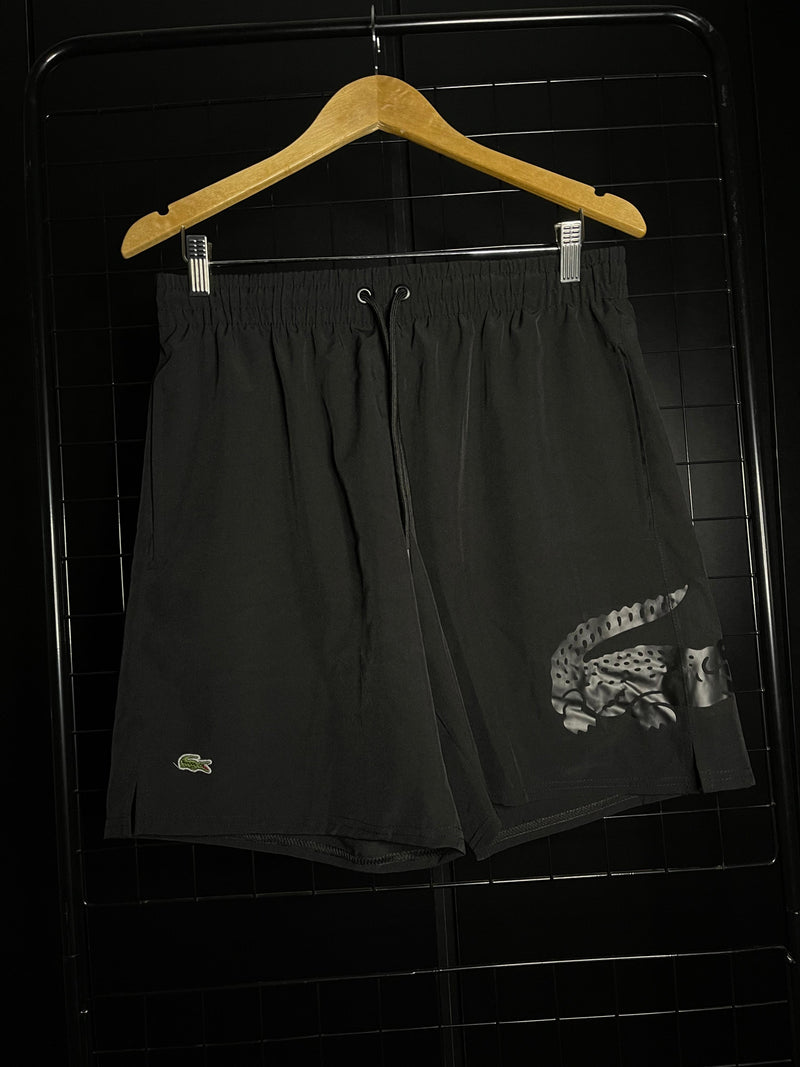 SHORTS 'LACOSTE' MONOCROMÁTICO BIG LOGO - PRETO