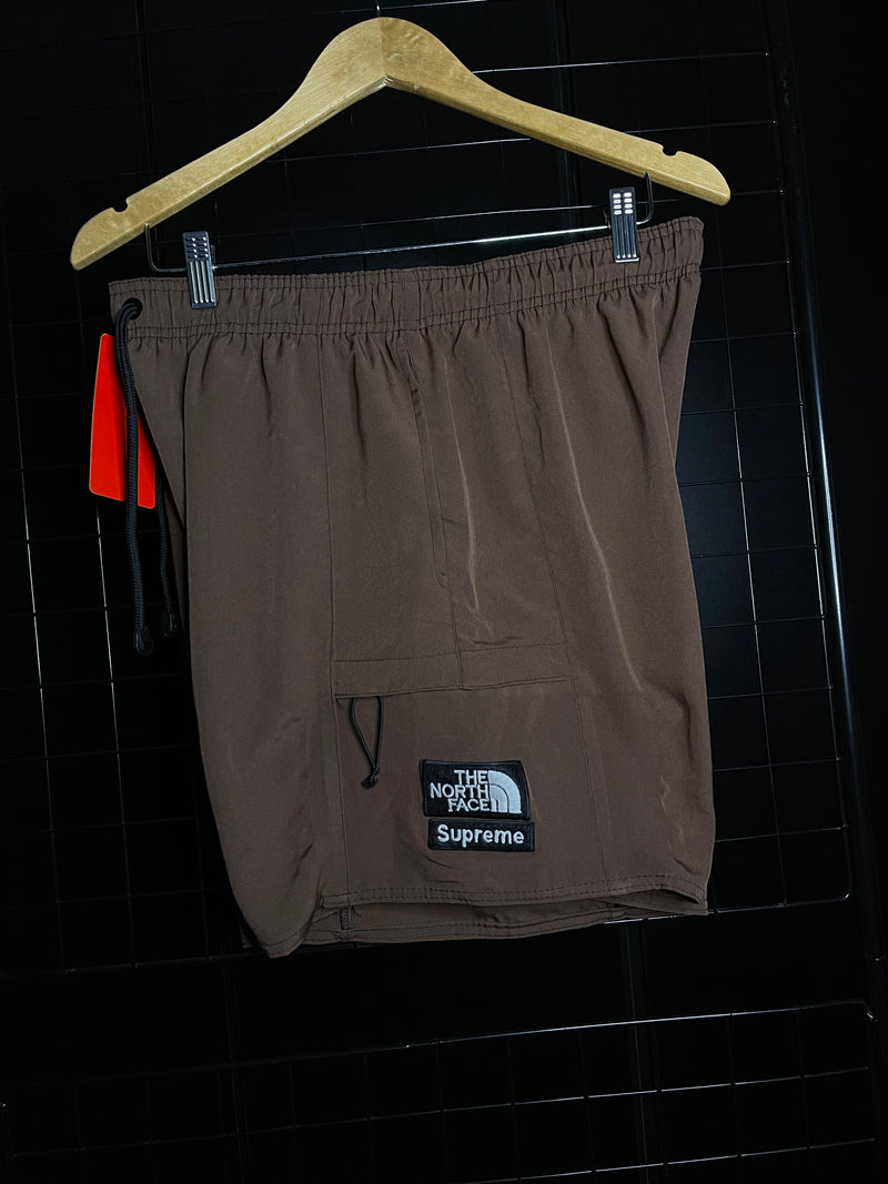 SHORTS SUPREME X TNF - MARROM