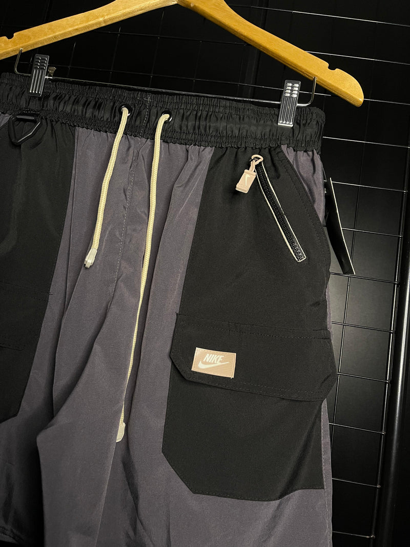 SHORTS NIKE 'NEW CARGO' - PRETO/CINZA