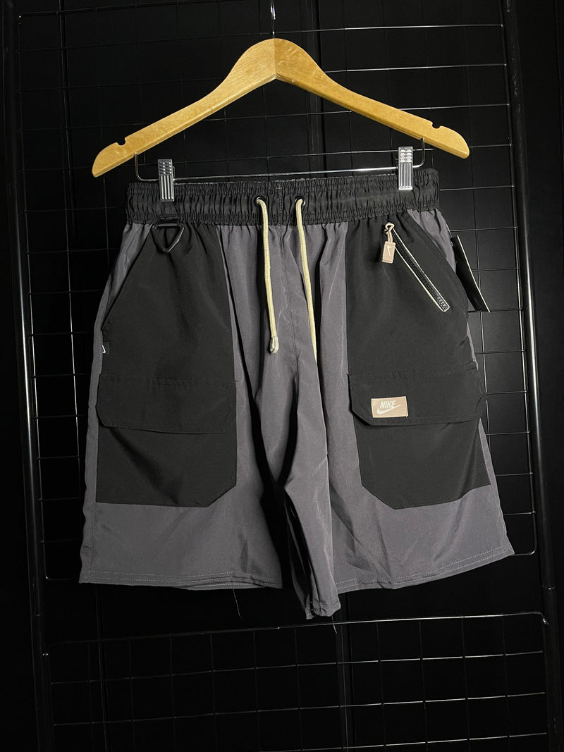 SHORTS NIKE 'NEW CARGO' - PRETO/CINZA