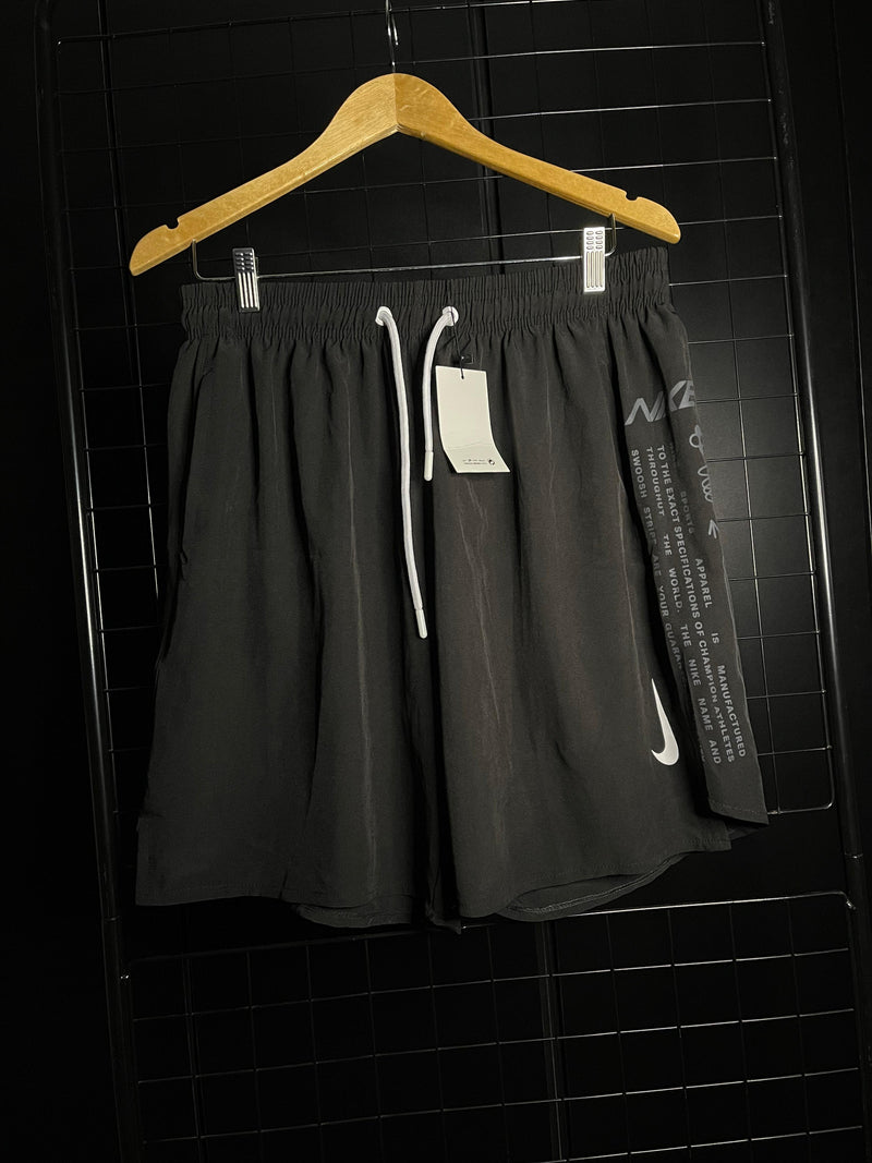 SHORTS NIKE 'SWOOSH BY' - PRETO