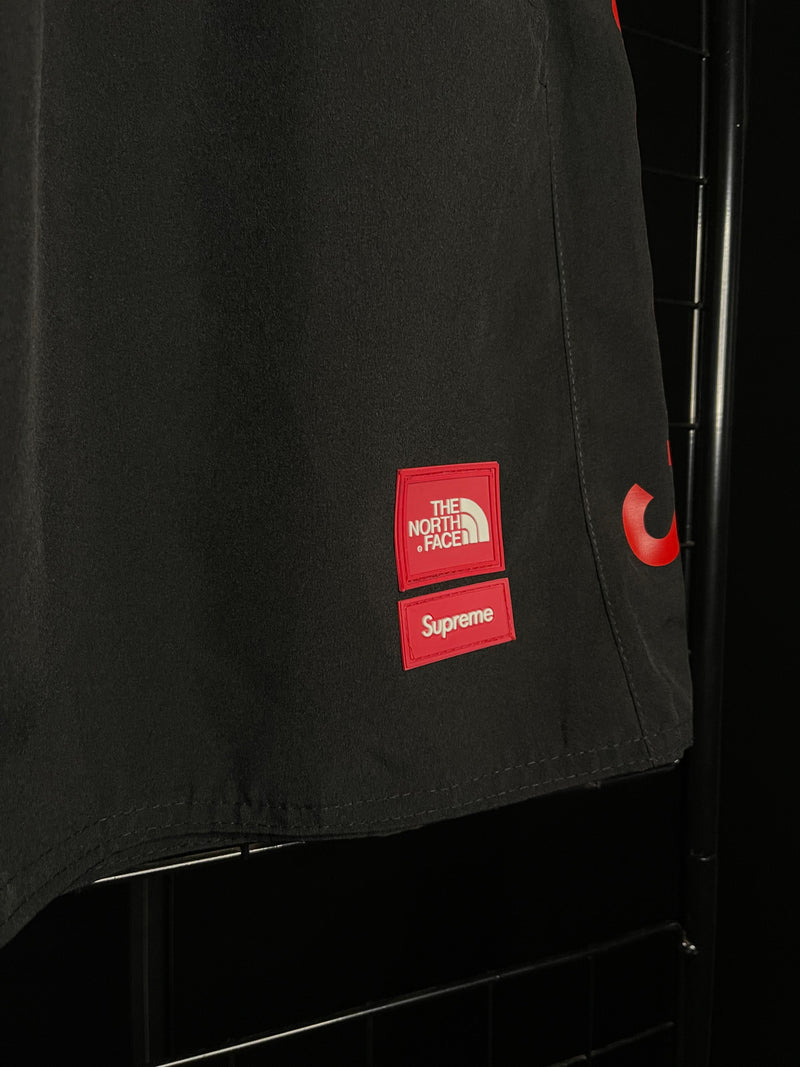 SHORTS SUPREME X TNF 'ESCRITA LATERAL' - PRETO/VERMELHO