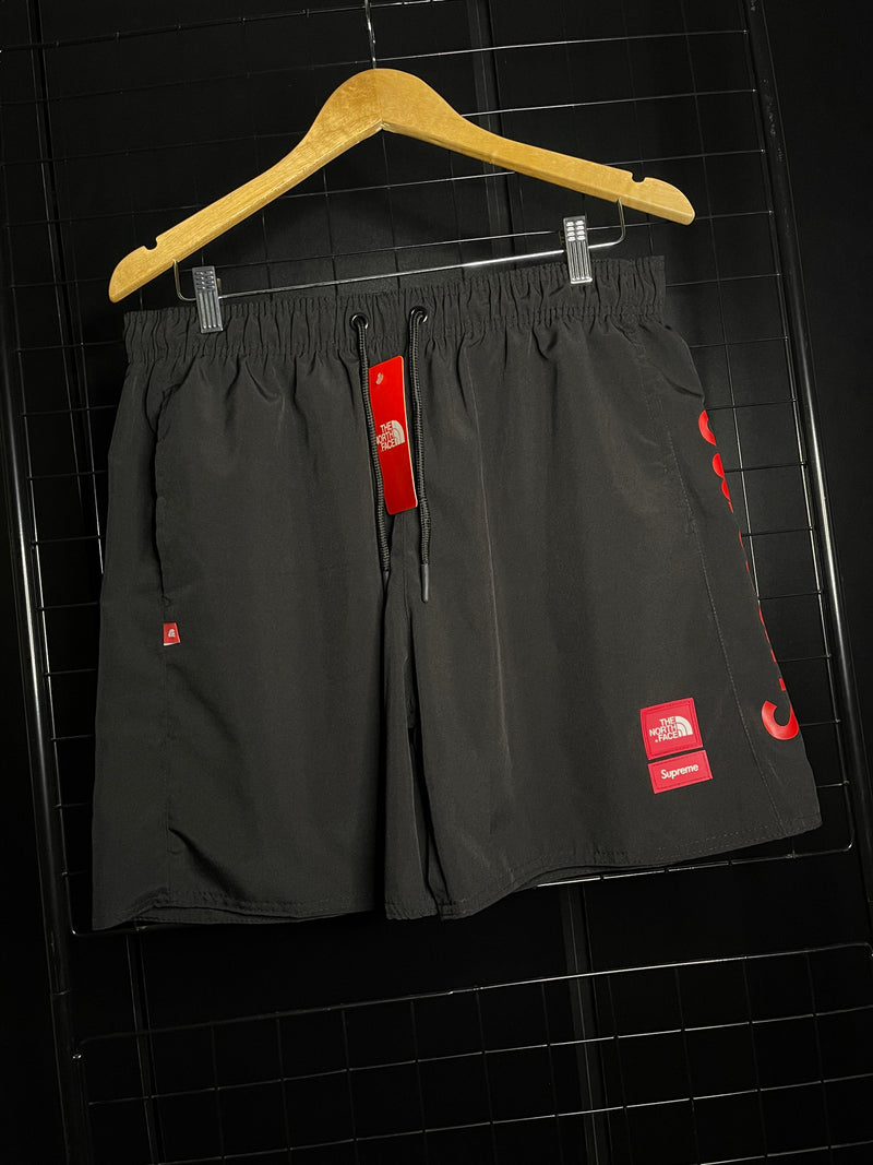 SHORTS SUPREME X TNF 'ESCRITA LATERAL' - PRETO/VERMELHO