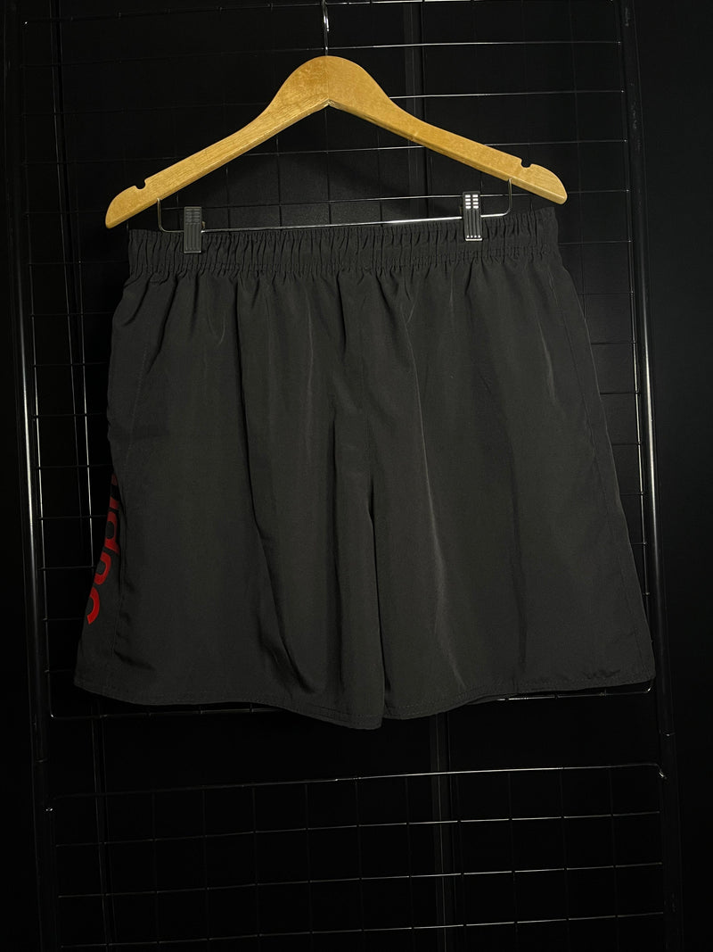 SHORTS SUPREME X TNF 'ESCRITA LATERAL' - PRETO/VERMELHO