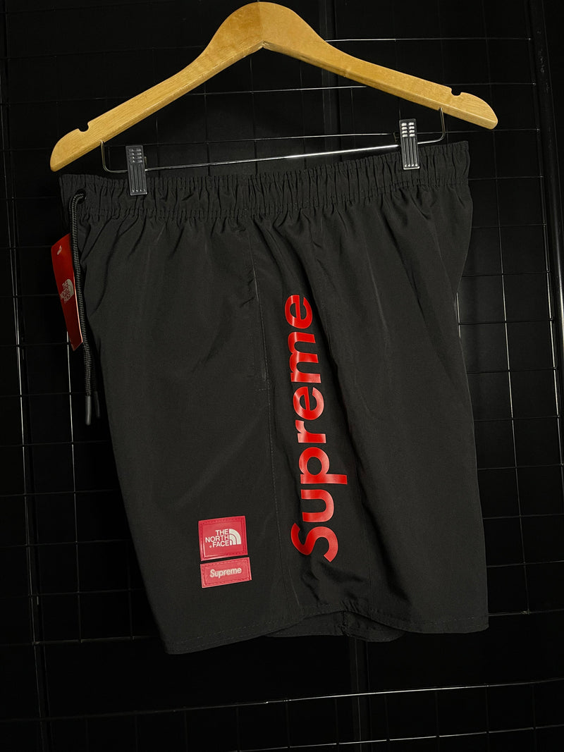 SHORTS SUPREME X TNF 'ESCRITA LATERAL' - PRETO/VERMELHO