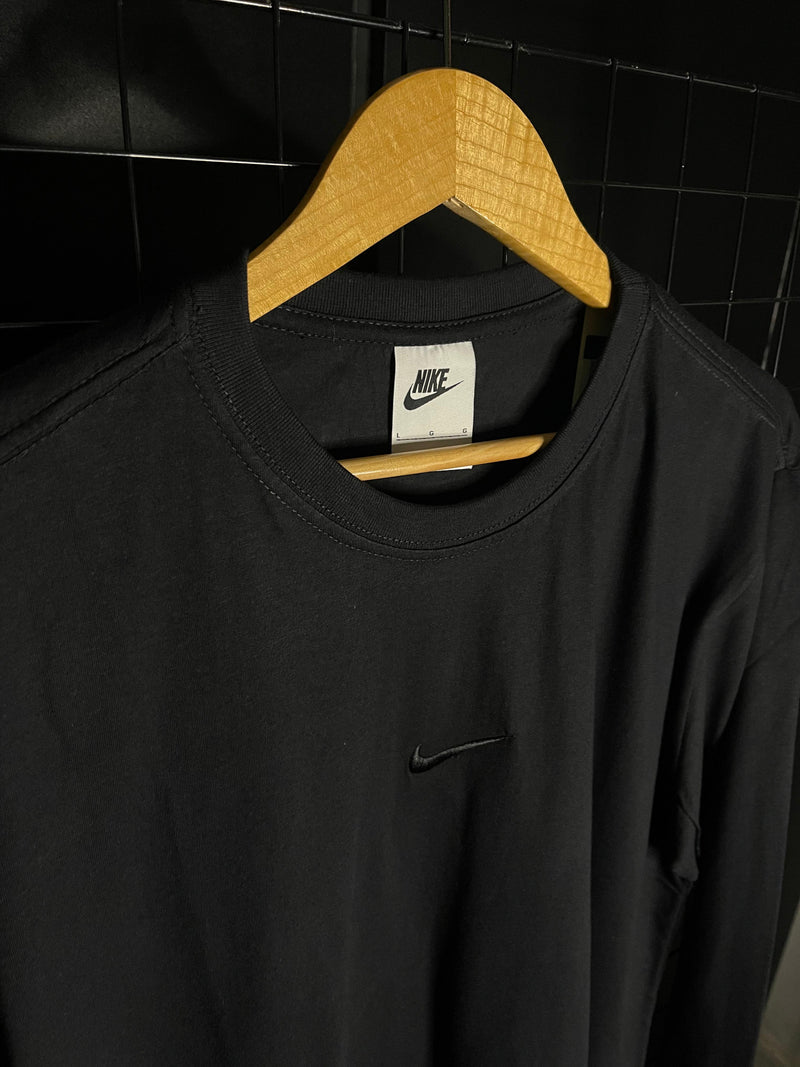 CAMISETA NIKE MANGA LONGA MONOCROMÁTICA - PRETO