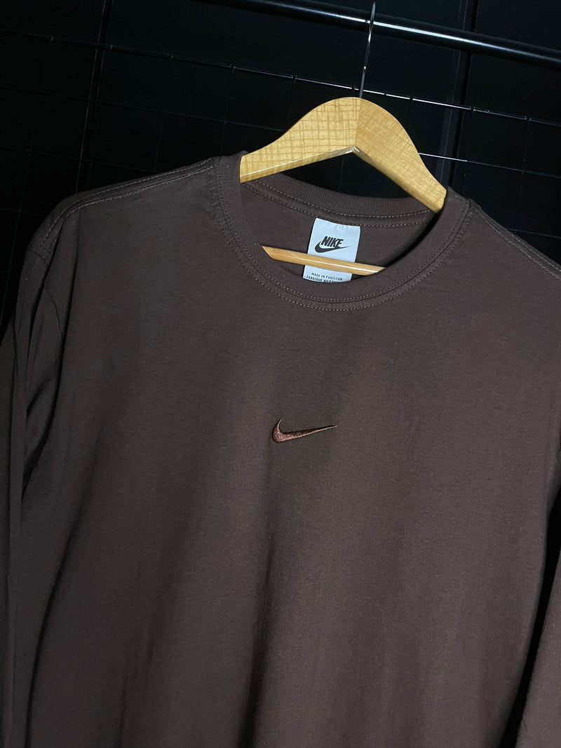 CAMISETA NIKE MONOCROMÁTICA - MARROM