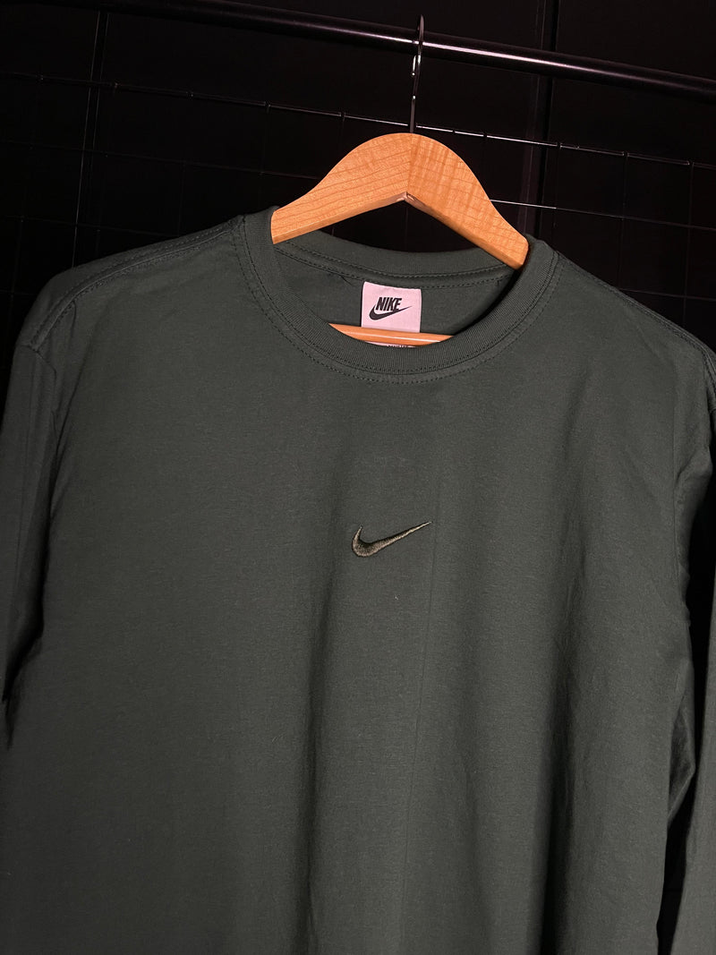 CAMISETA NIKE MONOCROMÁTICA - VERDE-MILITAR