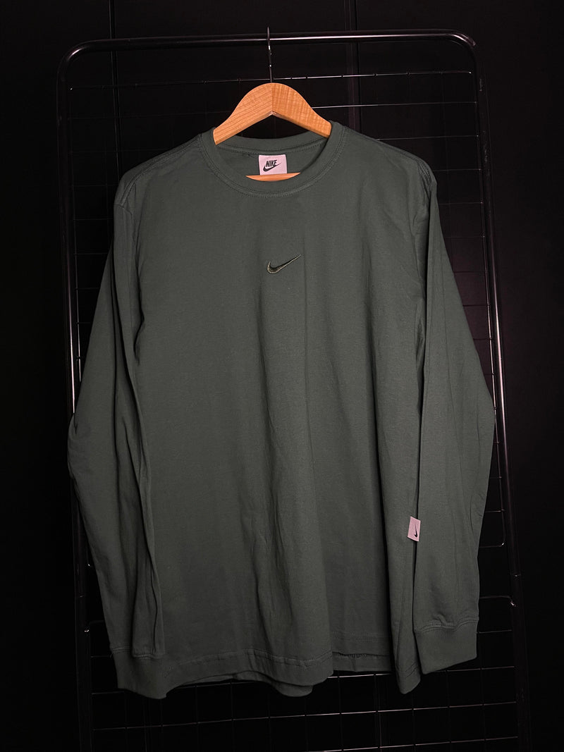 CAMISETA NIKE MONOCROMÁTICA - VERDE-MILITAR