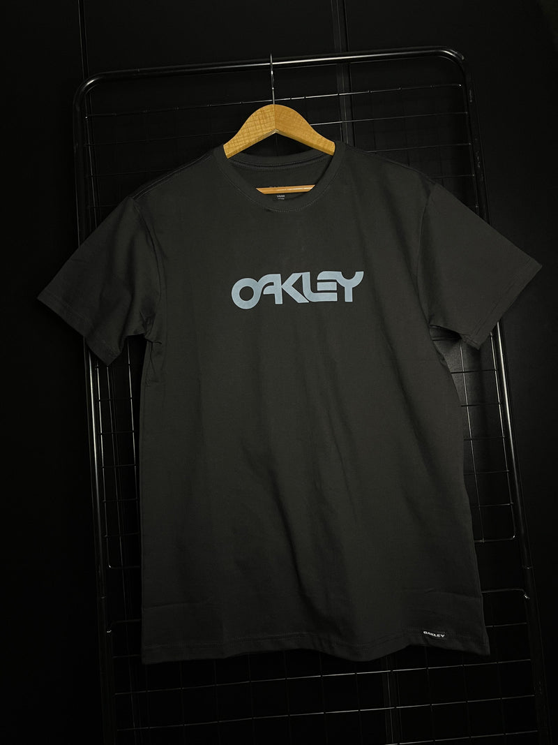 CAMISETA OAKLEY 'BASIC' - PRETO