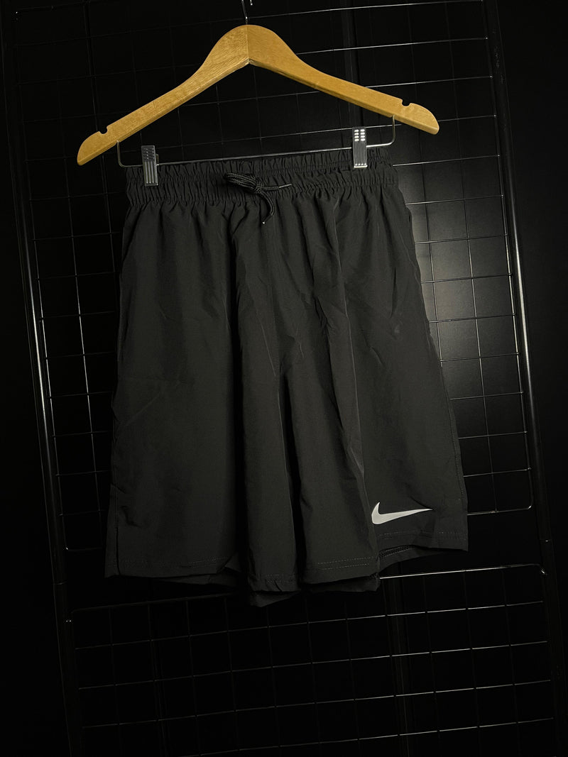 BERMUDA NIKE 'MINI SWOOSH' ESSENTIALS - PRETO