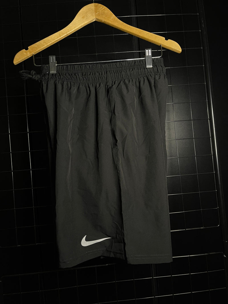 BERMUDA NIKE 'MINI SWOOSH' ESSENTIALS - PRETO