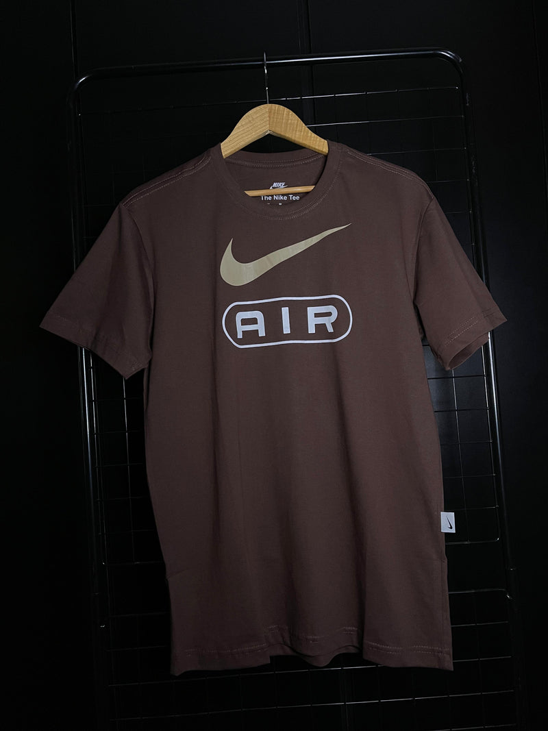 CAMISETA NIKE AIR 'ESSENTIALS' - MARROM