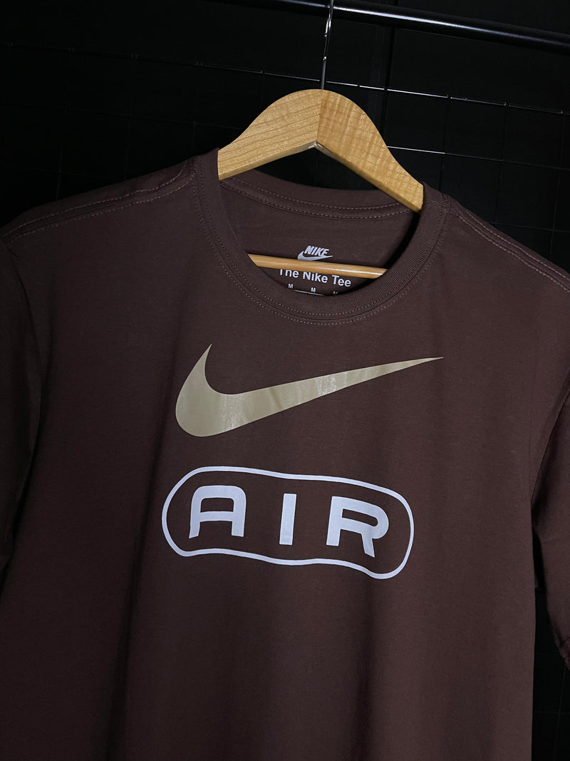 CAMISETA NIKE AIR 'ESSENTIALS' - MARROM