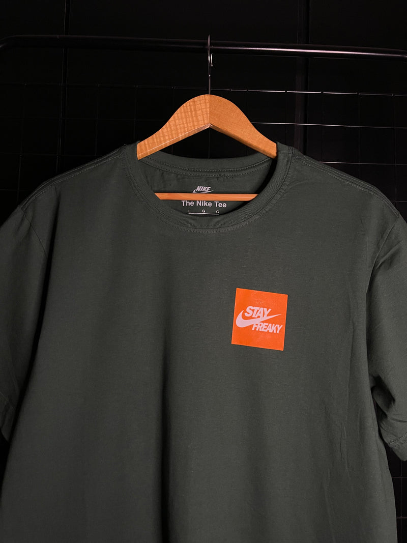 CAMISETA NIKE 'STAY FRAKY' - VERDE-MILITAR