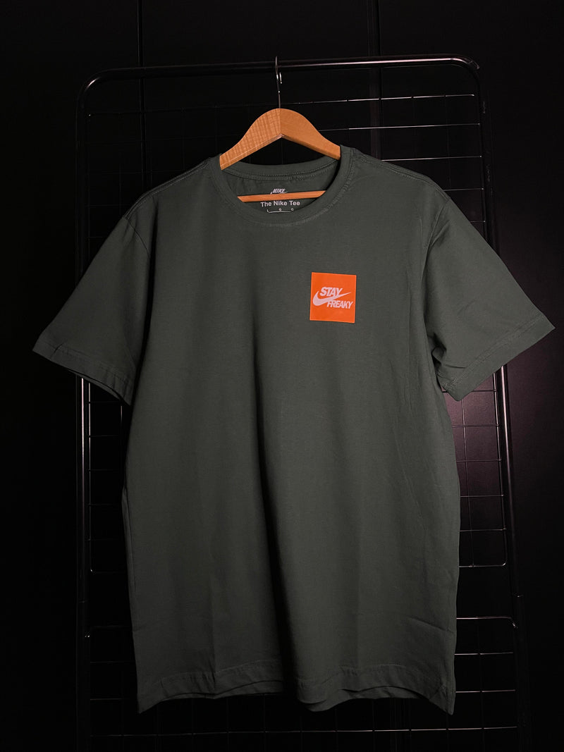 CAMISETA NIKE 'STAY FRAKY' - VERDE-MILITAR