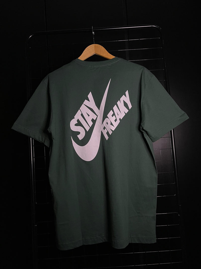 CAMISETA NIKE 'STAY FRAKY' - VERDE-MILITAR