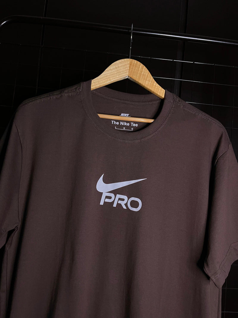 CAMISETA NIKE 'PRO' - MARROM