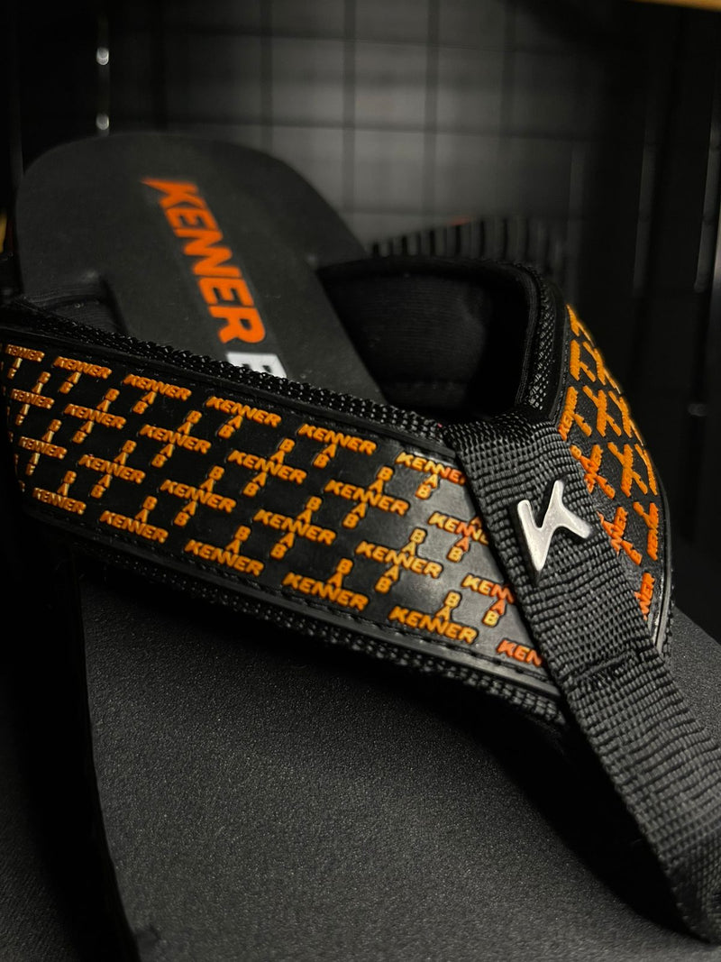 CHINELO KENNER X BAW COLAB - PRETO/LARANJA