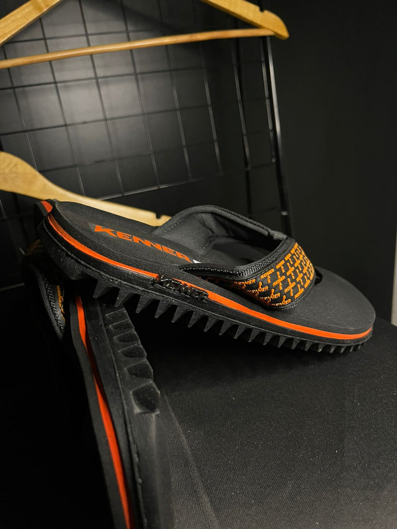 CHINELO KENNER X BAW COLAB - PRETO/LARANJA