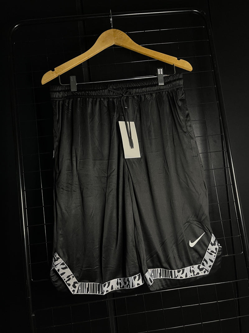 BERMUDA NIKE BÁSICA COM FITA - PRETA