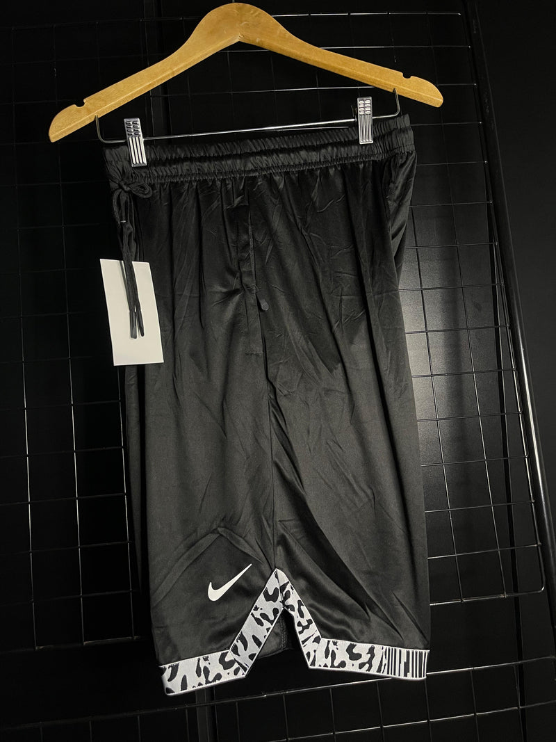 BERMUDA NIKE BÁSICA COM FITA - PRETA
