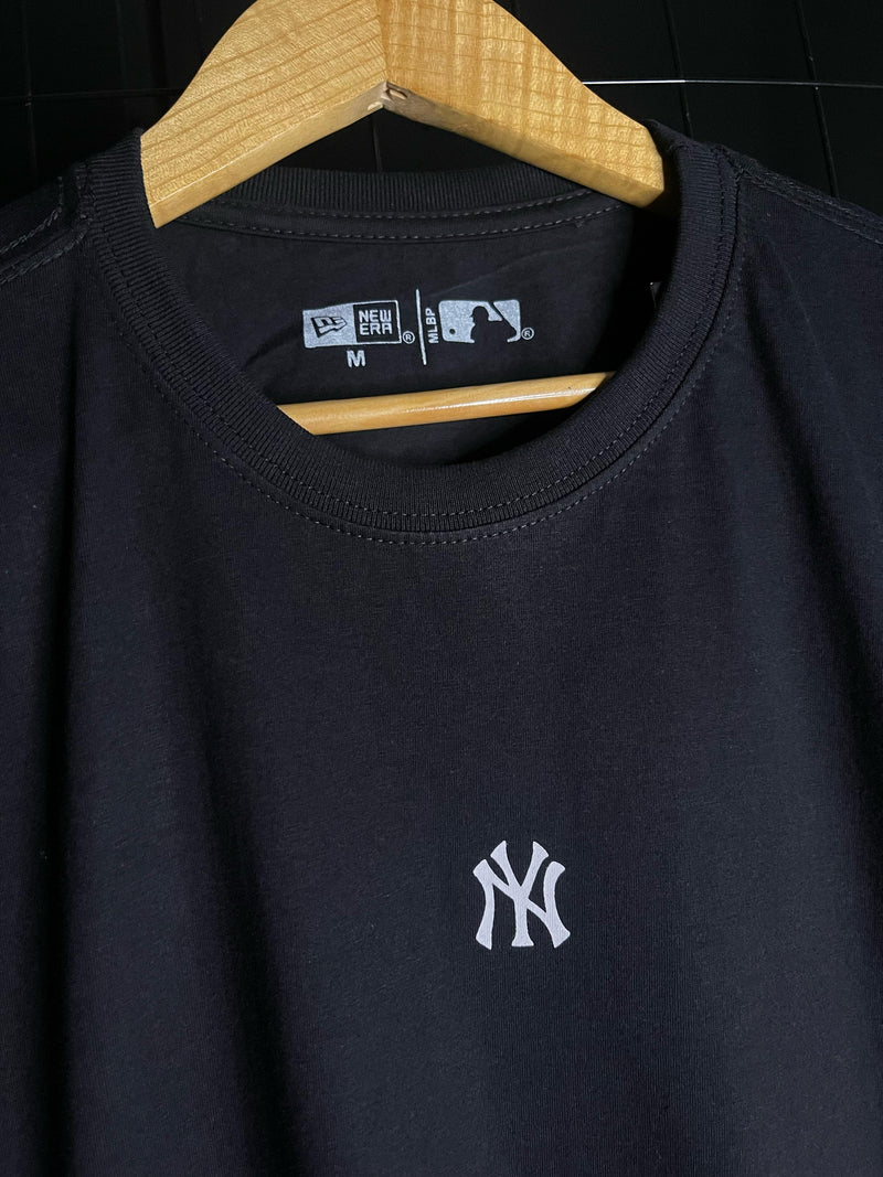 CAMISETA NEW ERA LOGO CENTRAL - PRETO