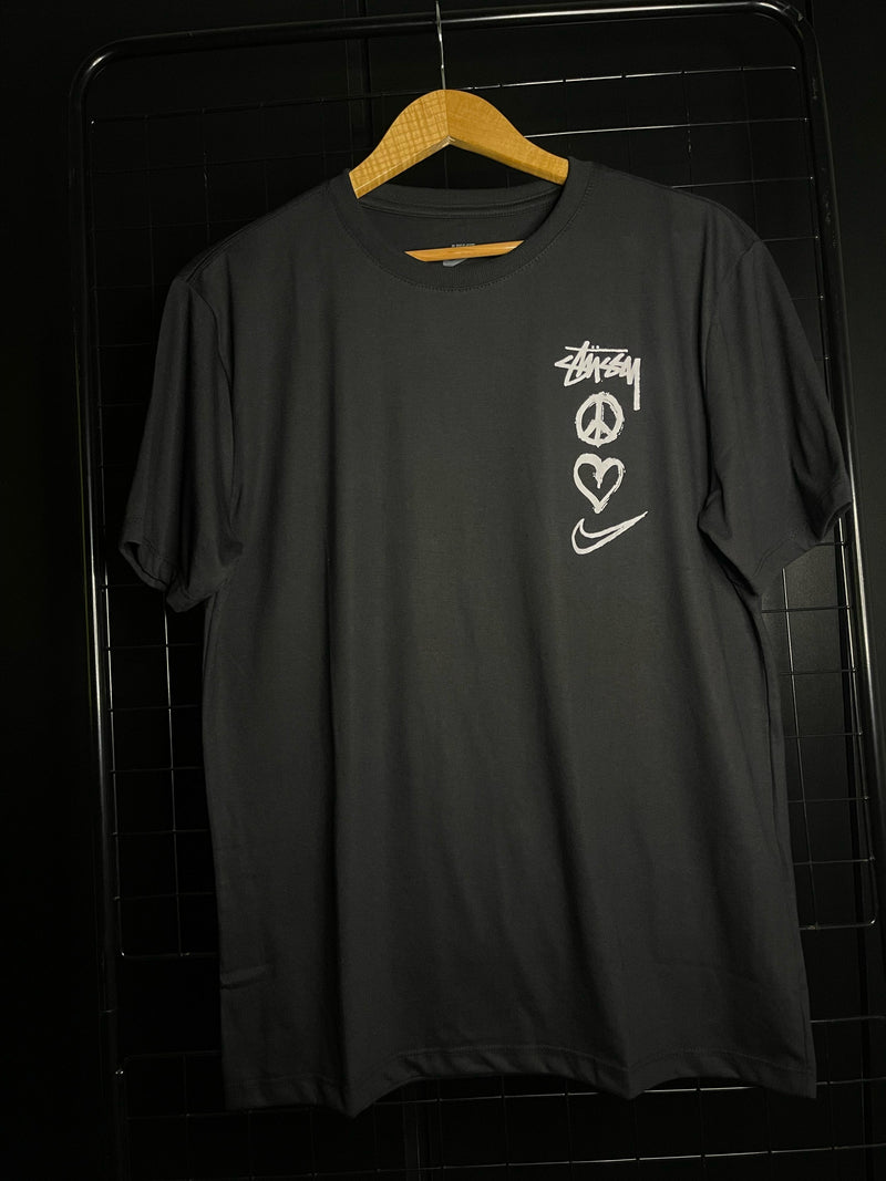 CAMISETA 'ESPECIAL' NIKE PEACE X STUSSY - PRETO
