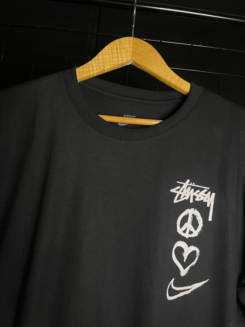 CAMISETA 'ESPECIAL' NIKE PEACE X STUSSY - PRETO