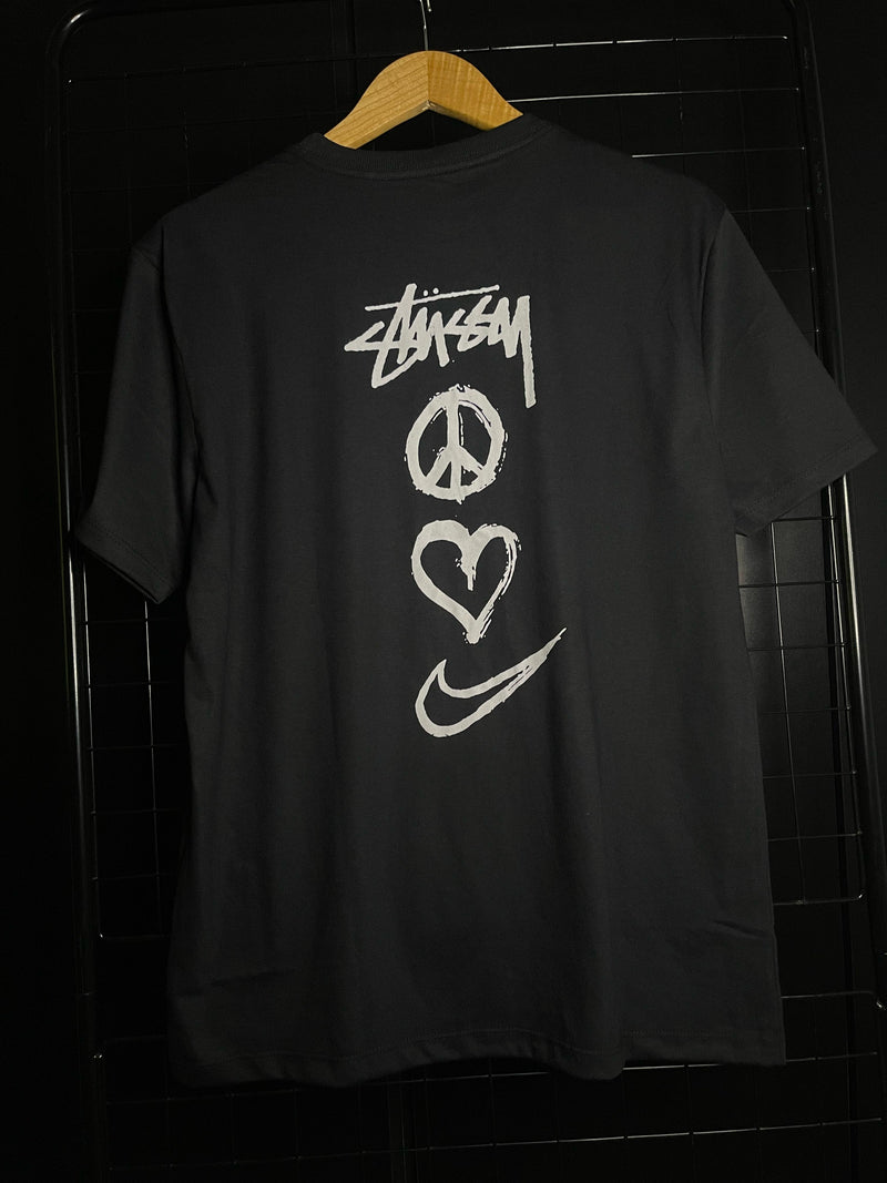 CAMISETA 'ESPECIAL' NIKE PEACE X STUSSY - PRETO