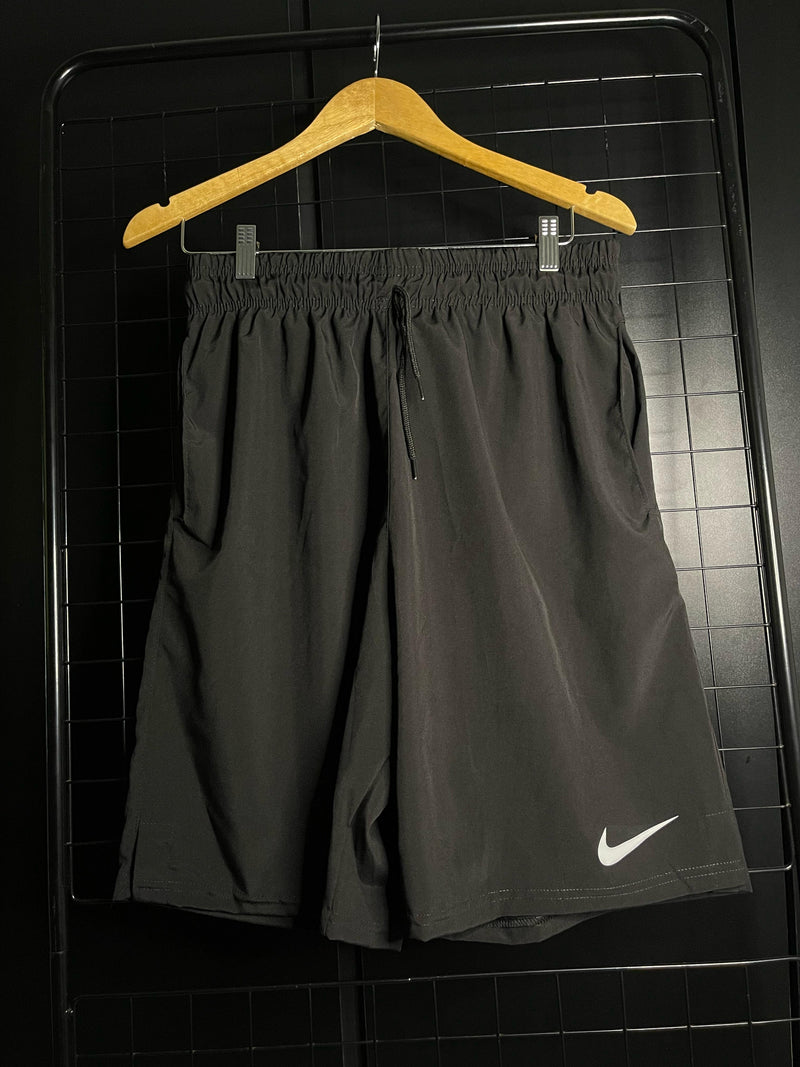 BERMUDA NIKE SWOOSH BÁSICA - PRETO