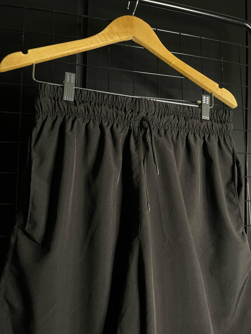 BERMUDA NIKE SWOOSH BÁSICA - PRETO