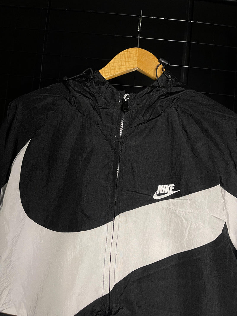 CORTA-VENTO NIKE 'BIG SWOOSH TRI' - PRETO/CINZA