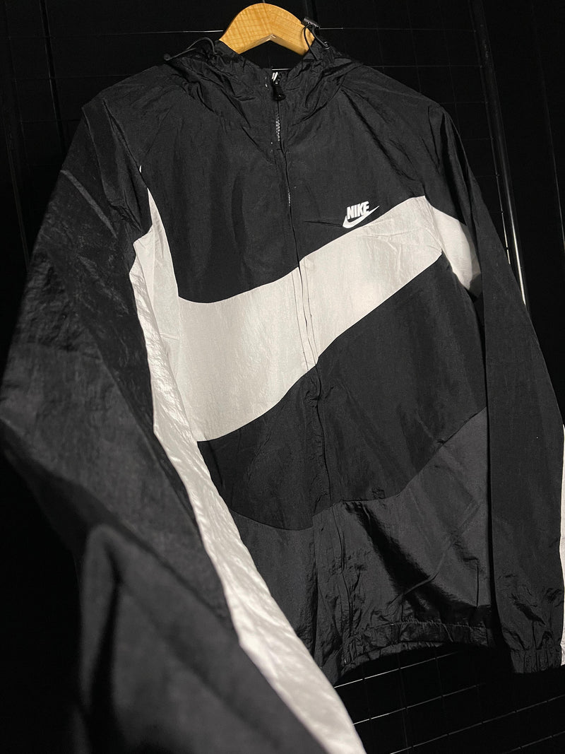 CORTA-VENTO NIKE 'BIG SWOOSH TRI' - PRETO/CINZA