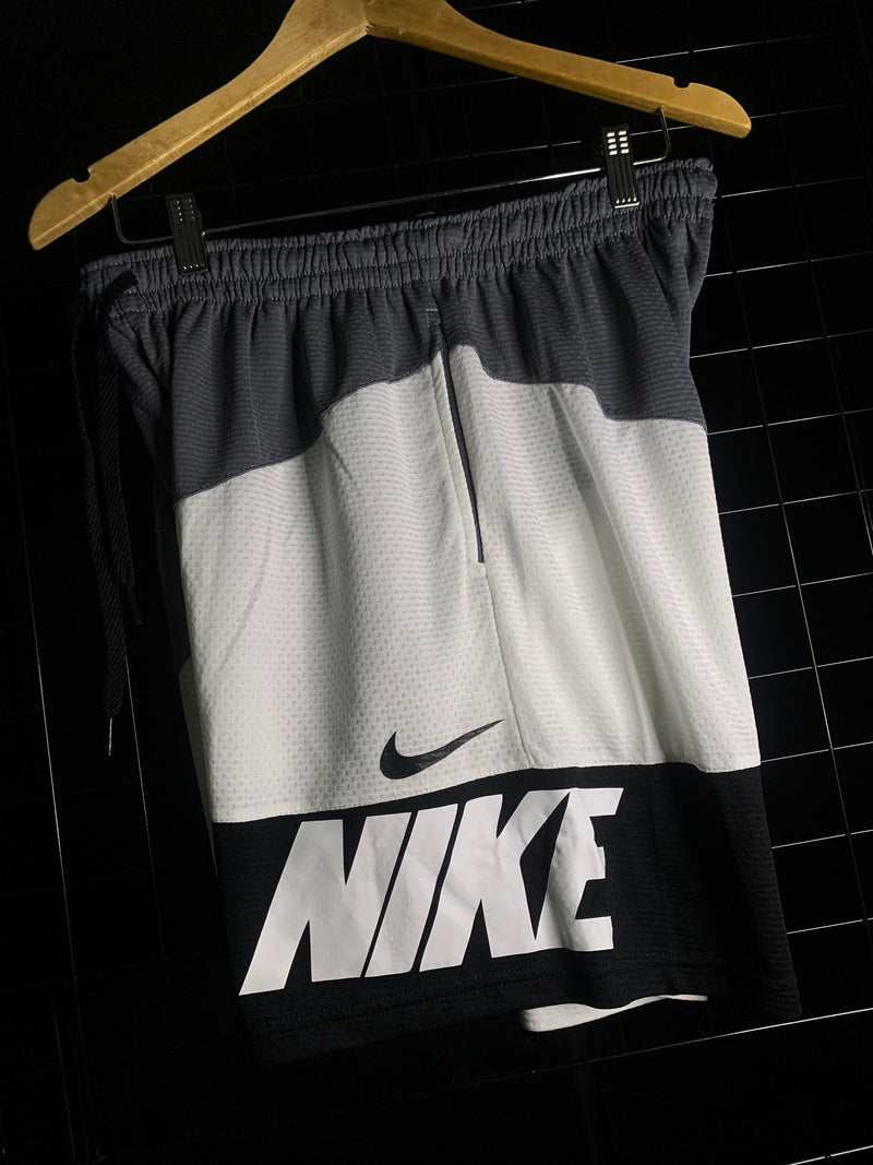 Shorts Nike - Cinza/Branco