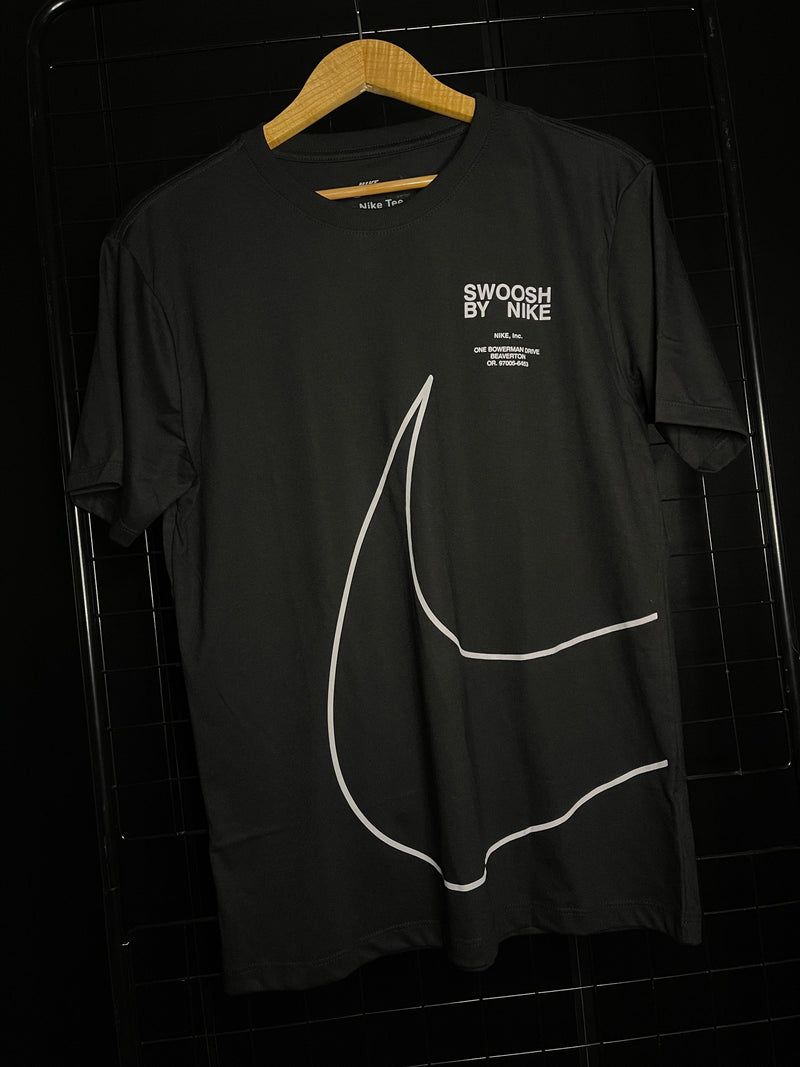 CAMISETA NIKE "BIG SWOOSH" ESPECIAL - PRETO